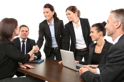 Wie wirkt sich künstliche Intelligenz auf den Arbeitsmarkt aus?